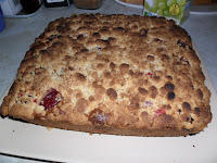 Sponge cake with plums and crumble