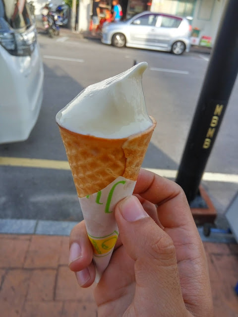 jonkerwalk, jonker, melaka, durian ice cream cone
