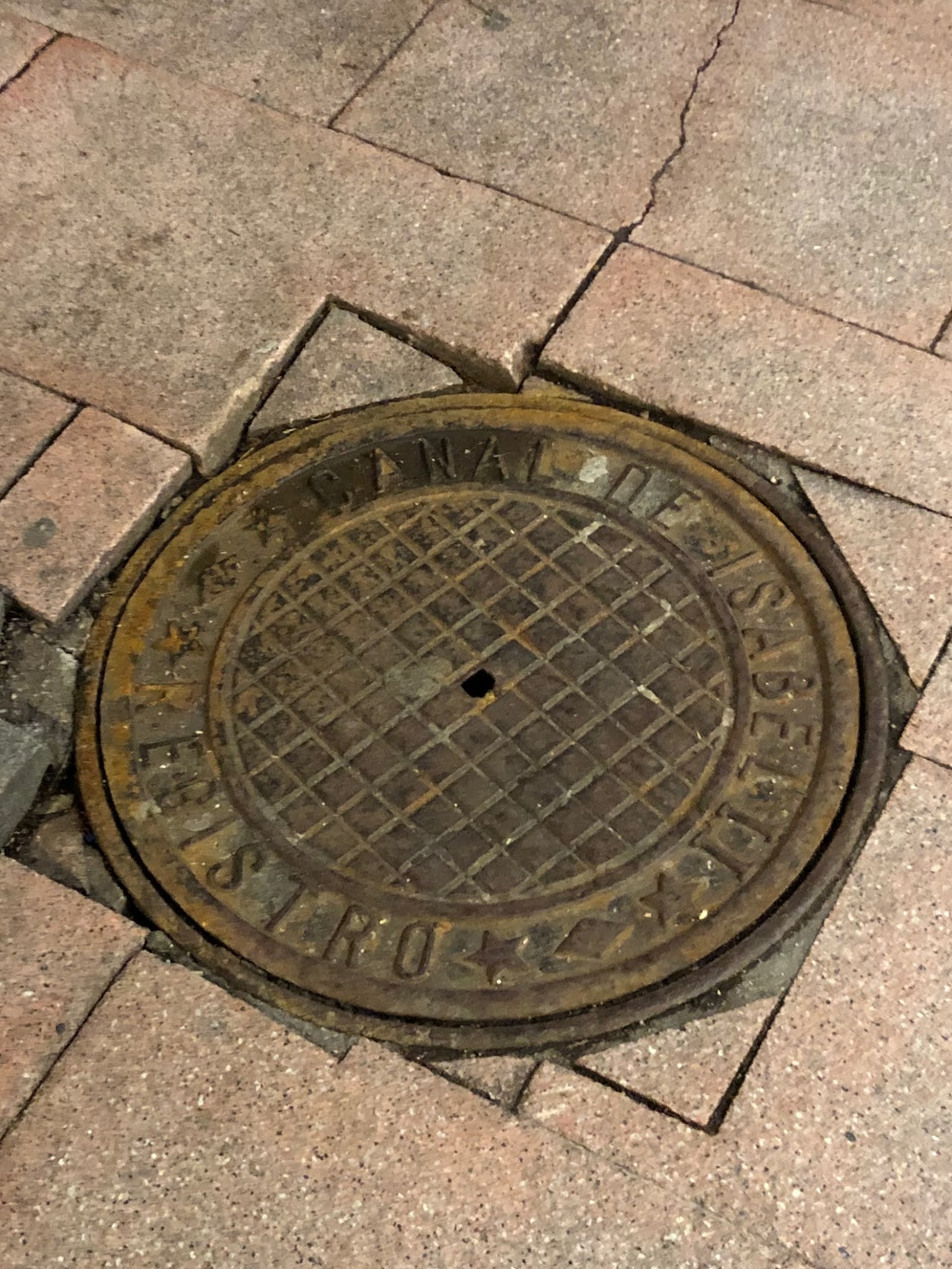 ALCANTARILLAS y tapas (manhole cover, vamos, para entendernos) Madrid