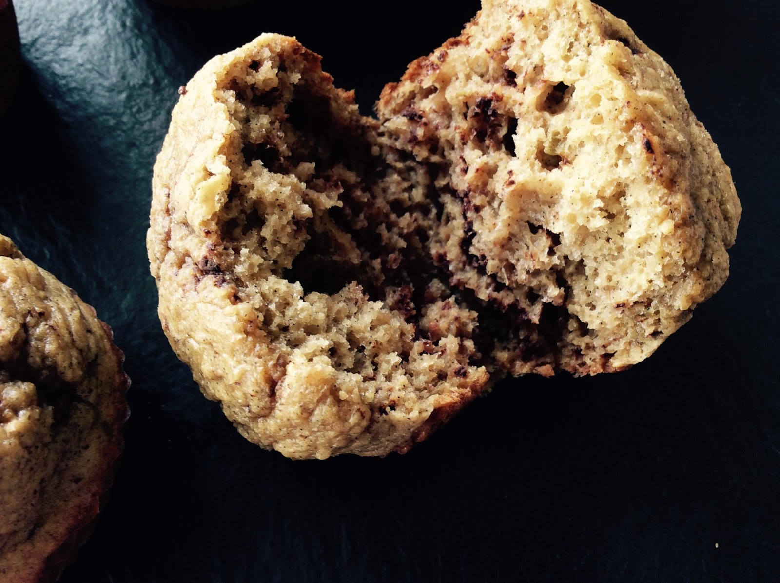 Muffins de banana, aveia e chocolate sem farinha flor do brownie