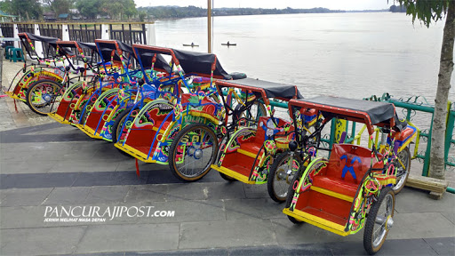 Becak di Kawasan Istana Surya Negara Sanggau Photo