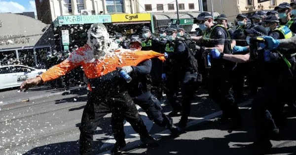 Ξεσηκώθηκαν οι Αυστραλοί κατά των στρατοπέδων COVID και των απαγορεύσεων: «Δεν πάει άλλο»! (vid) Ξεσηκώθηκαν οι Αυστραλοί κατά των στρατοπέδων COVID και των απαγορεύσεων: «Δεν πάει άλλο»! (vid)