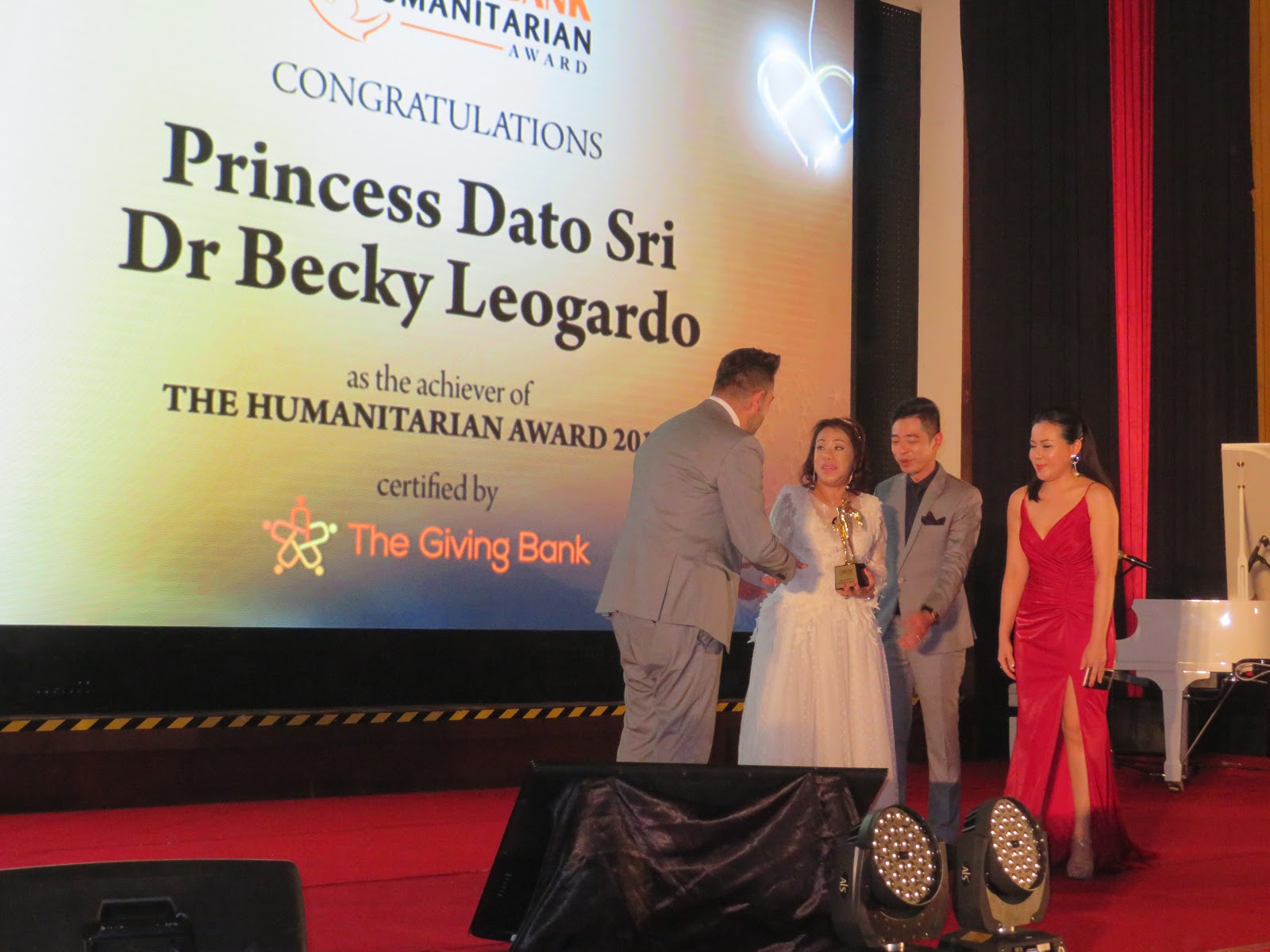 Kee Hua Chee Live! DR JANSON ANG, FOUNDER OF THE GIVING BANK, AWARDED TROPHIES TO CHARITABLE