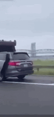 Autofahren lustig - die neue Couch auf dem Autodach