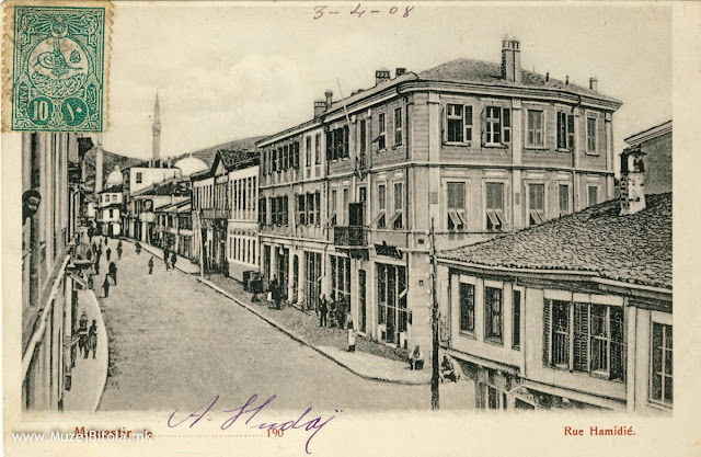 Главната улица - Широк Сокак во 1907 година со име: Rue Hamidie. Разгледницата е испратена во Франција на 03 април,1908 година. Фотографијата е направена од хотелот ”Ориент”