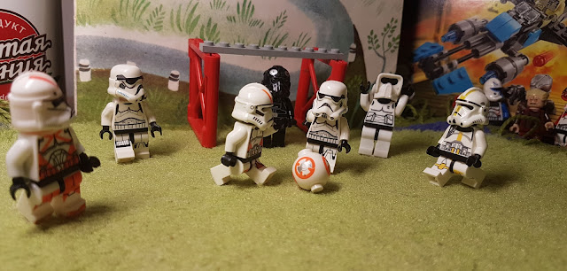 Stormtroopers, clone troopers, paling football, soccer, lego football, Star Wars