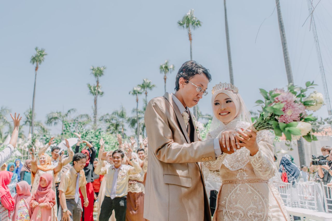 Asal Usul Lempar  Bunga  dalam Pernikahan Jiva Organizer