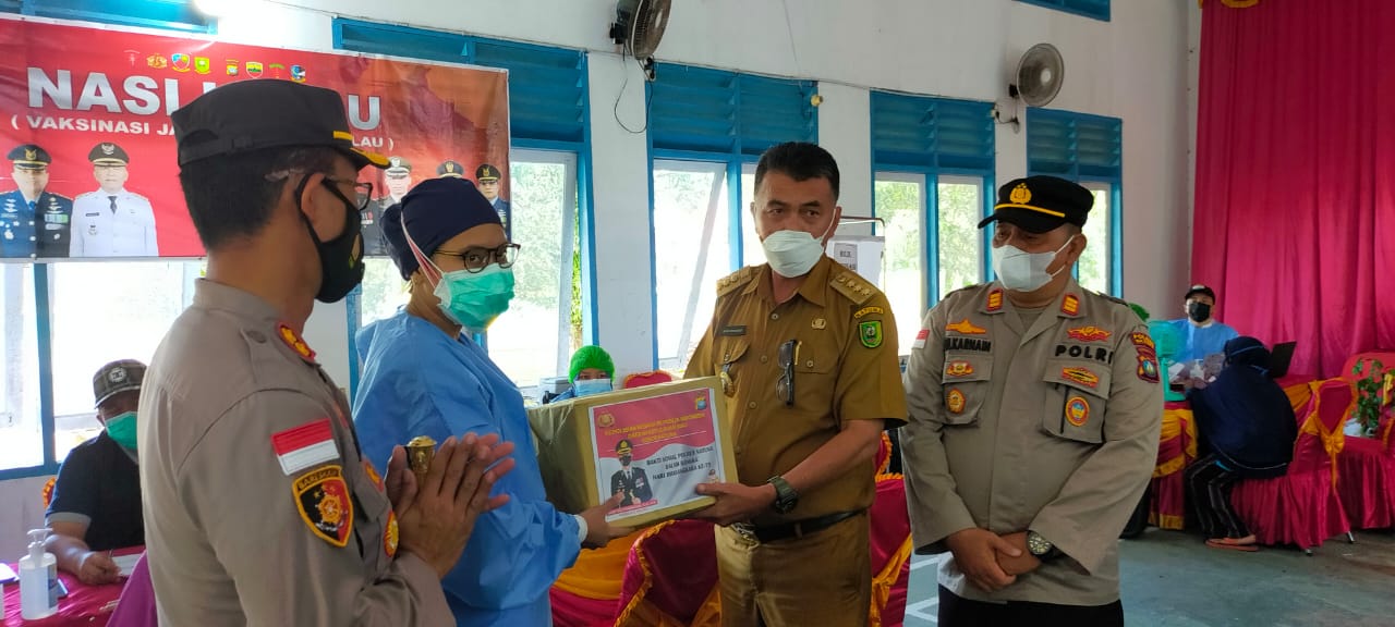 Bupati Natuna Tinjau Vaksinasi Massal di Aula Pertemuan Kecamatan Bunguran Barat Bupati Natuna Tinjau Vaksinasi Massal di Aula Pertemuan Kecamatan Bunguran Barat