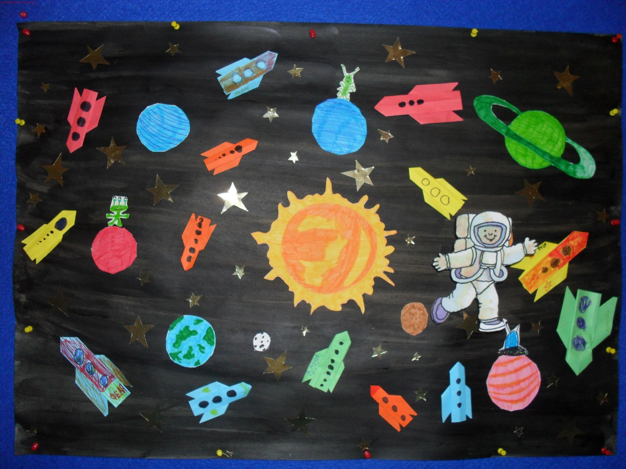 Космос первая младшая. Поделка ко Дню космонавтики. Космос аппликация для детей коллективная.