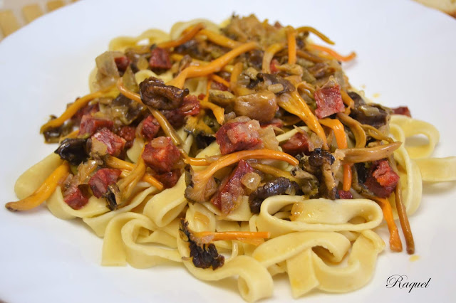 Pasta fresca casera, tallarines con camagrocs y chorizo