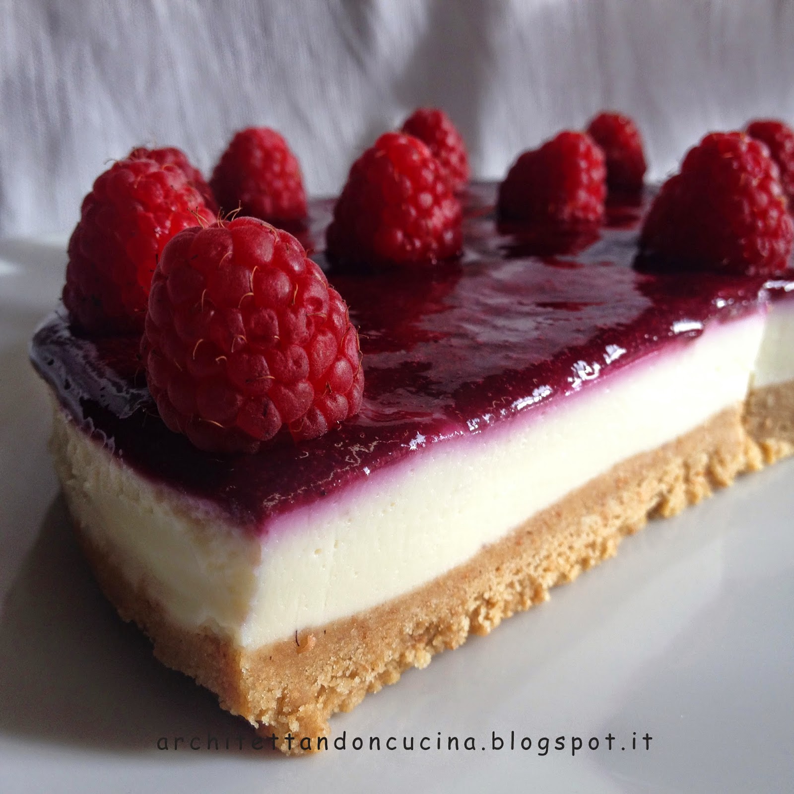 cheese cake al cioccolato bianco con coulis di frutti di bosco