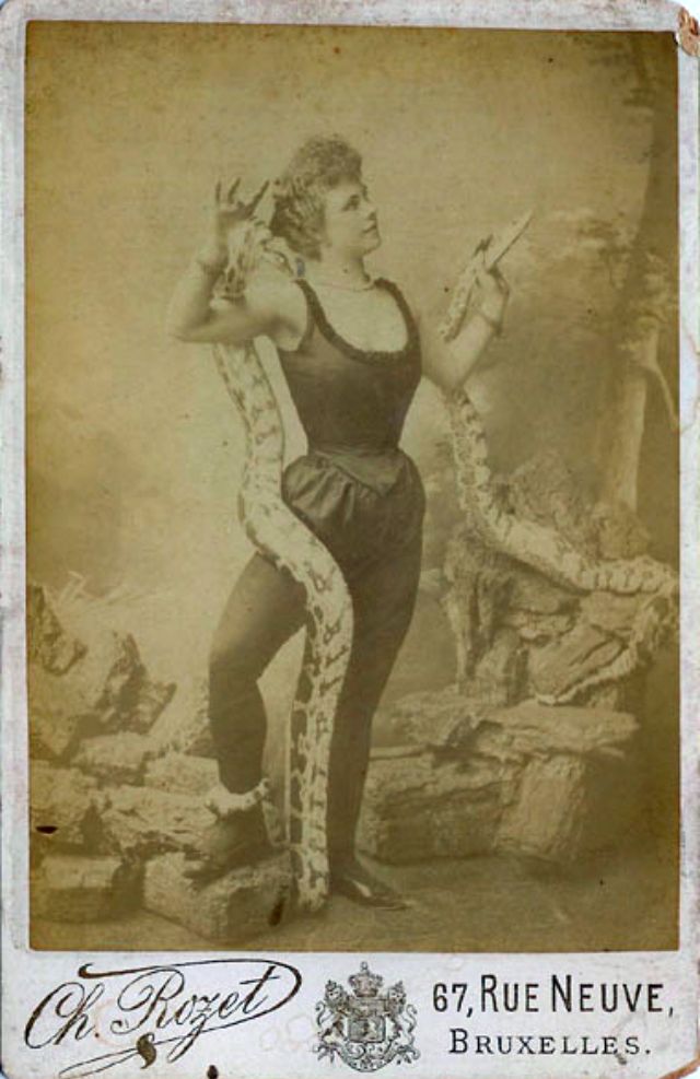 33 Amazing Vintage Photos of Female Circus Snake Charmers From the Early 20th Century vintage