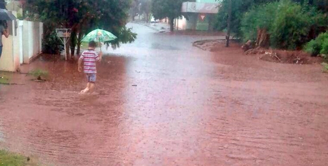 Forte chuva alaga ruas em Roncador
