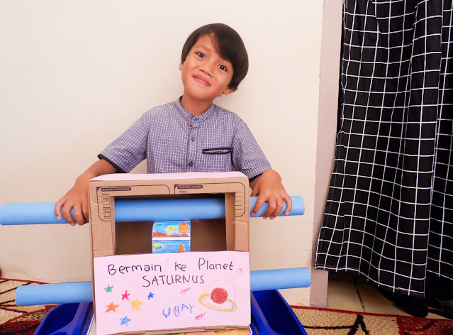 cardboard tv luar angkasa