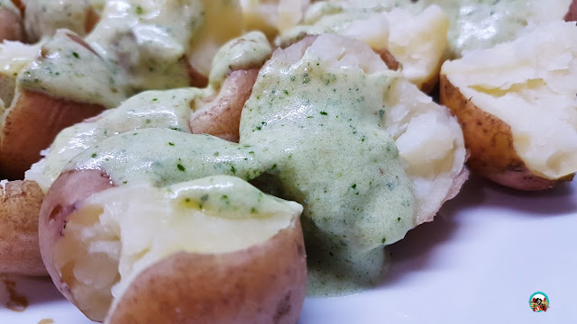 Papas cocidas con salsa de mojo verde y yogur