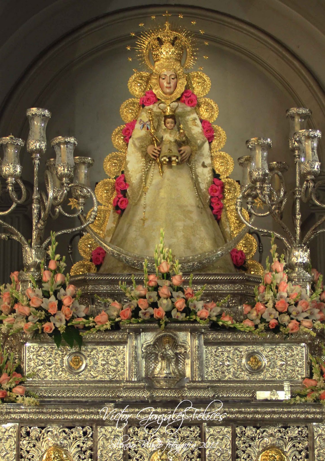 Silencio Blanco La Virgen del Rocio en su paso