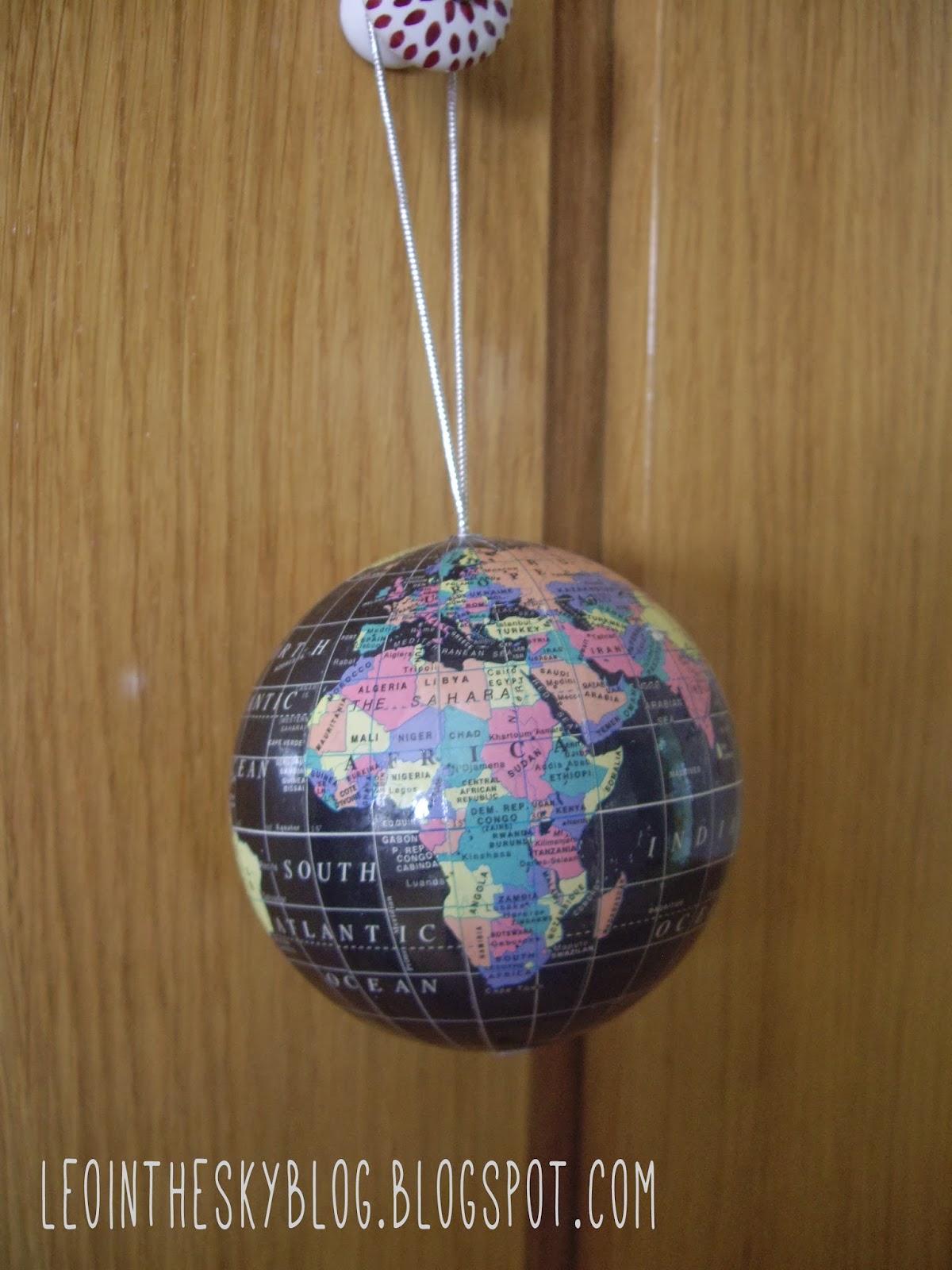 Leo in the Sky: Macro del día: Colgando de las puertas de mis armarios