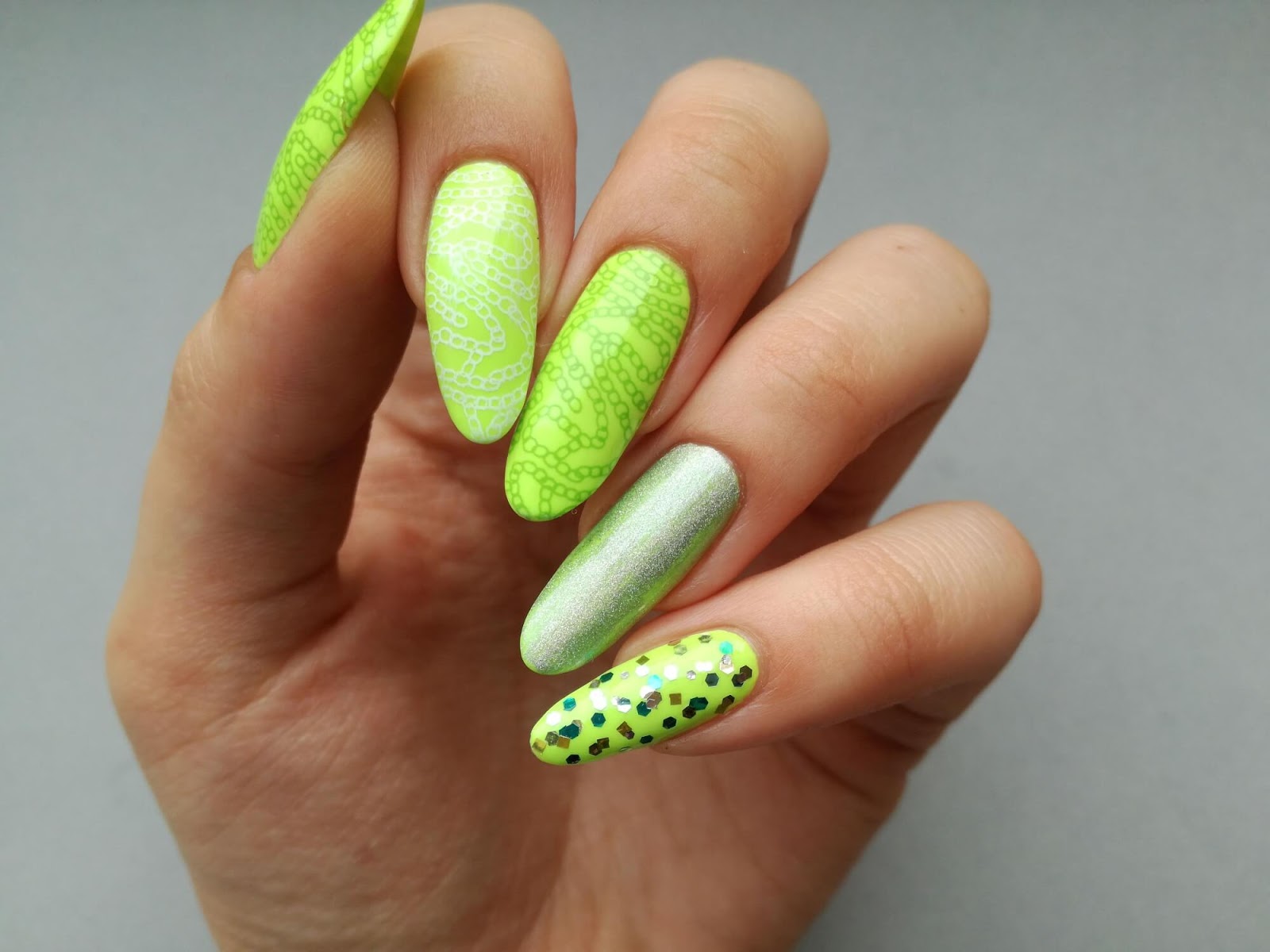 Neonowy manicure - naprawdę odblaskowe paznokcie