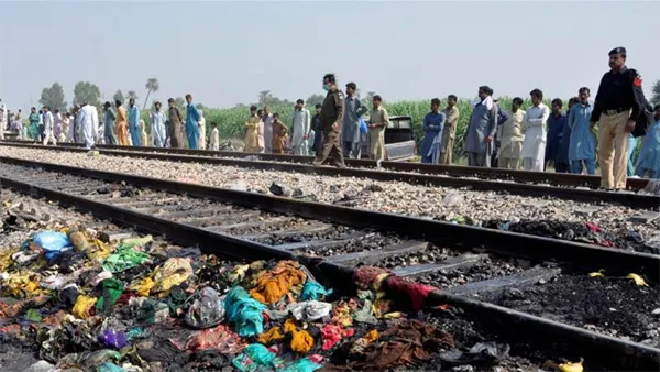 News, World, Pakistan, Train Accident, Bus, Death, Hospital, Accident, Railway, Enquiry, Several Dead, wounded after Train Collides with Bus in Pakistan