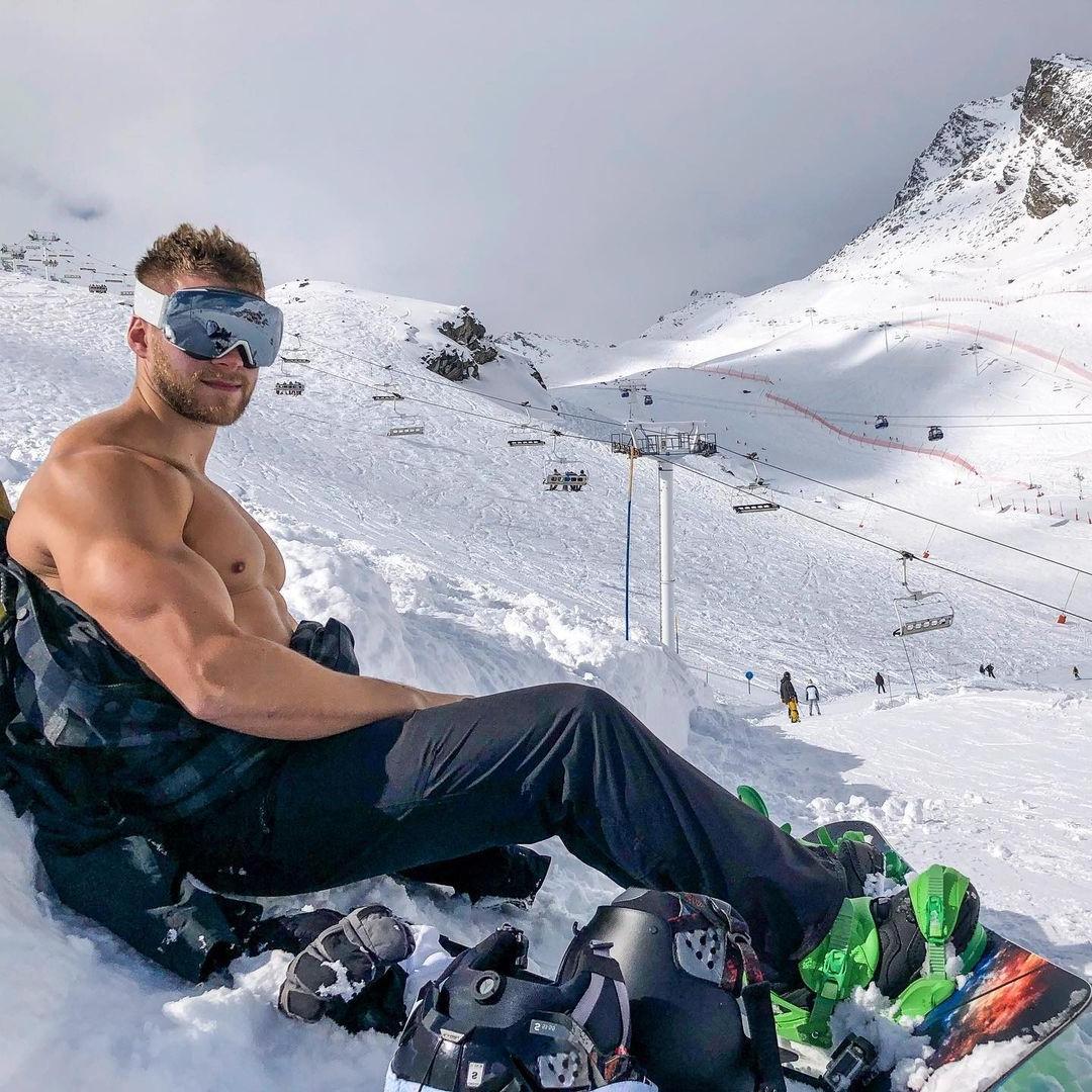 sexy-shirtless-muscular-hunks-winter-men-tomer-yaron-big-biceps-snow-mountain-skiing-dude