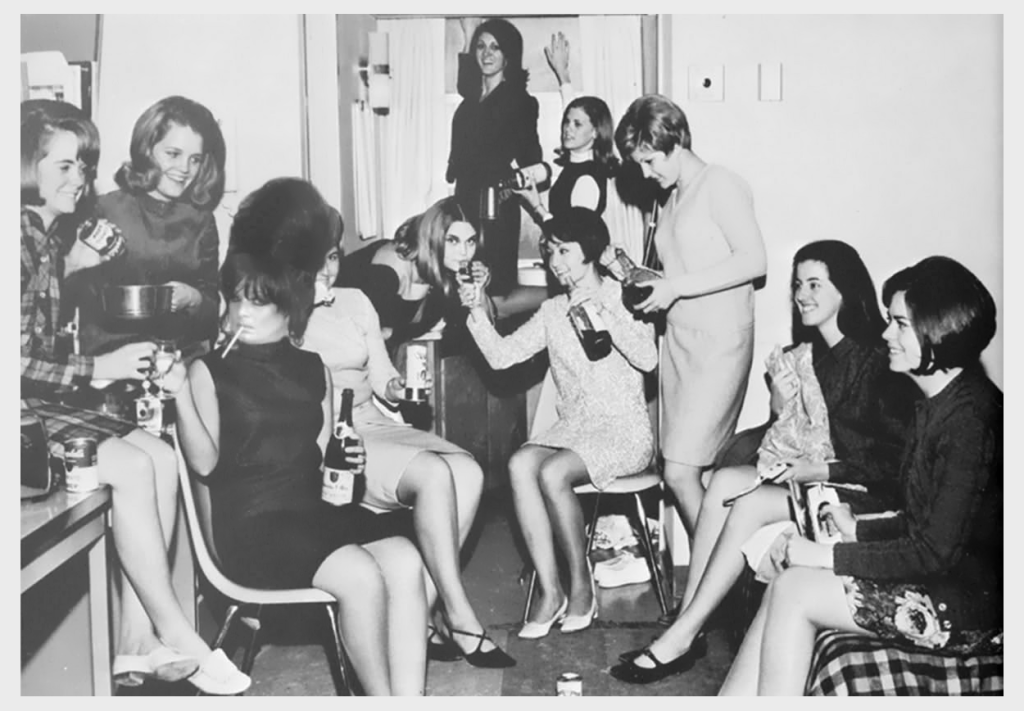 хью хефнер плейбой. групповой винтаж. ретро втроем. мулен руж 1970. кабаре мулен руж в париже 19 век.