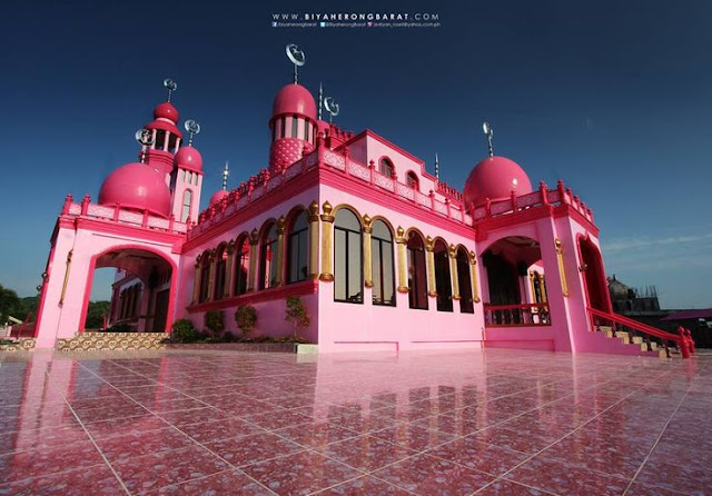 Unik! Tak Hanya Masjid, Seragam Mengaji Juga Berwarna Pink