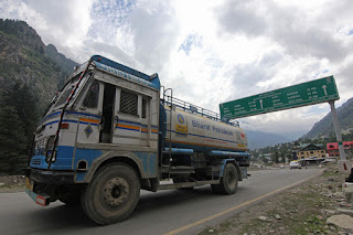 Xung đột Trung-Ấn mới nhất: Ấn Độ phong tỏa đường cao tốc chính, xe quân sự ùn ùn ra biên giới