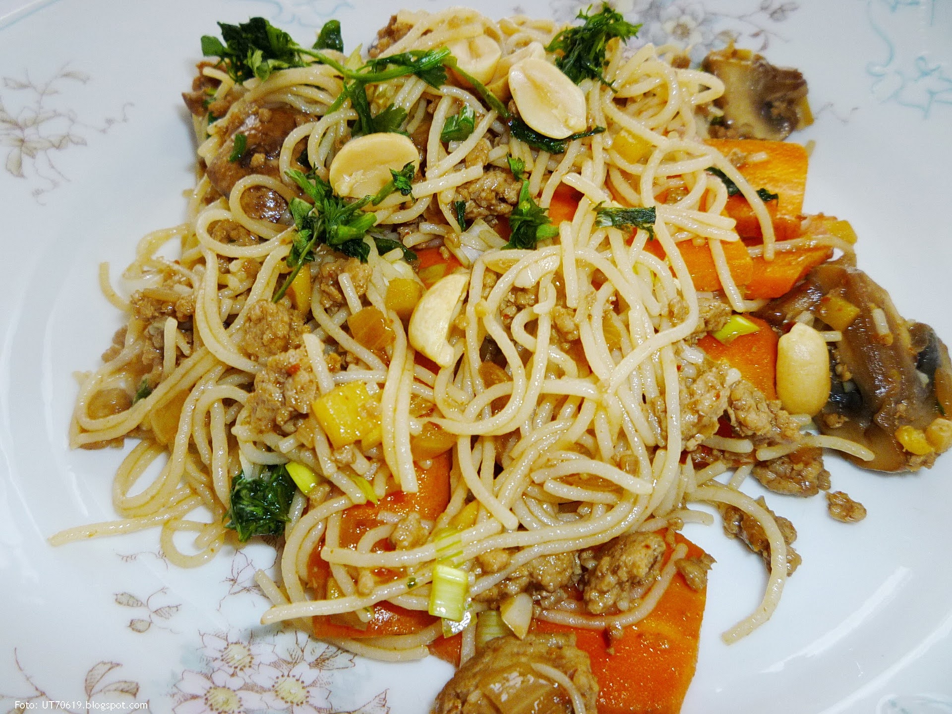 Kraut &amp; Rüben: Rezept. Glasnudelsalat mit Schweinehack, Pilzen und ...