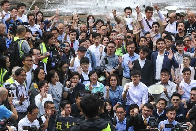 Hoàn Cầu công nhận phe dân chủ Hồng Kông thắng áp đảo, lãnh đạo nhóm ủng hộ Đại lục cúi đầu xin lỗi cử tri