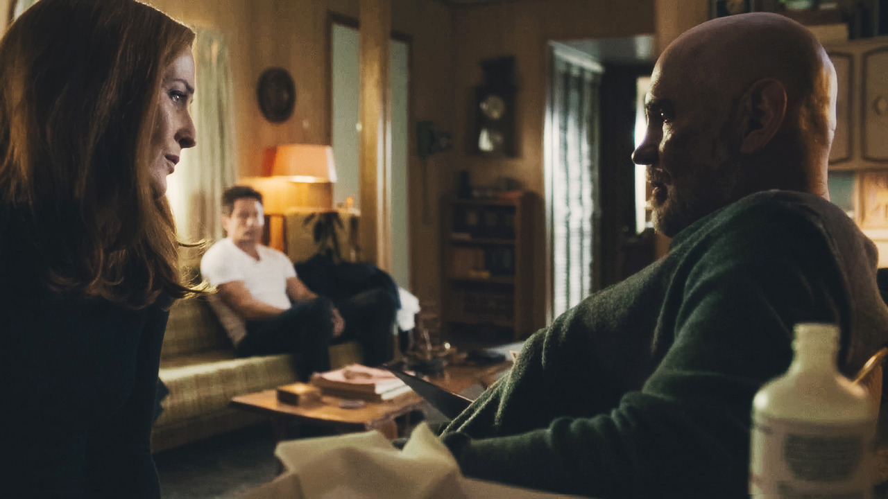 We get some classic flashlights in the woods as Mulder and Scully give