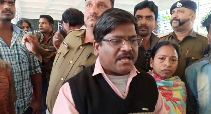 রোগীর মৃত্যুকে ঘিরে উত্তেজনা খড়গপুর রেল হাসপাতালে, ভাঙচুর 1 রোগীর মৃত্যুকে ঘিরে উত্তেজনা খড়গপুর রেল হাসপাতালে, ভাঙচুর