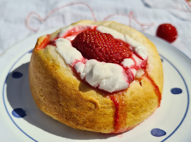 Rezept: Blitzschnelle dänische Erdbeer-Boller. Es muss nicht immer Kuchen sein: Erdbeeren, Quarkmasse und Brötchen ergeben hier ein leckeres Gebäck für den Nachmittagskaffee.