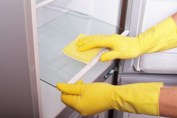 نصائح هامه لتنظيف الثلاجة | احسن انواع الاجهزة الكهربائية  G19-1_CleaningFridge1-575x383