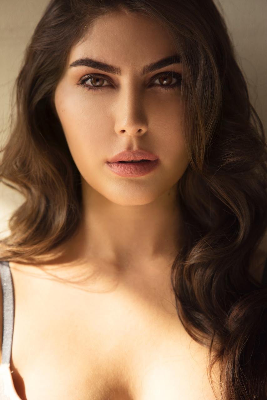Naaz Norouzi Looks Irresistibly Sexy In Her Latest Hot Photoshoot