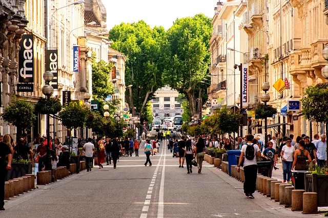 calles con gente sin mascarilla