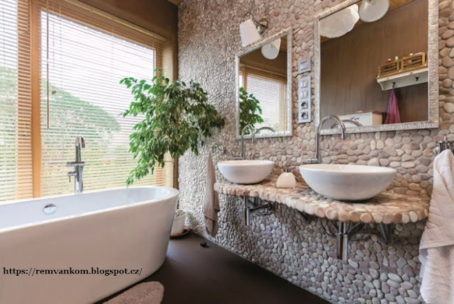 Дизайн интерьера современной ванной комнаты, облицованной галькой, хозяева создали своими руками
