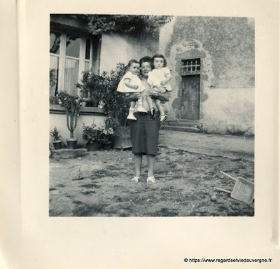 Photo ancienne noir et blanc, familles à la campagne. Photo ancienne noir et blanc, familles à la campagne.
