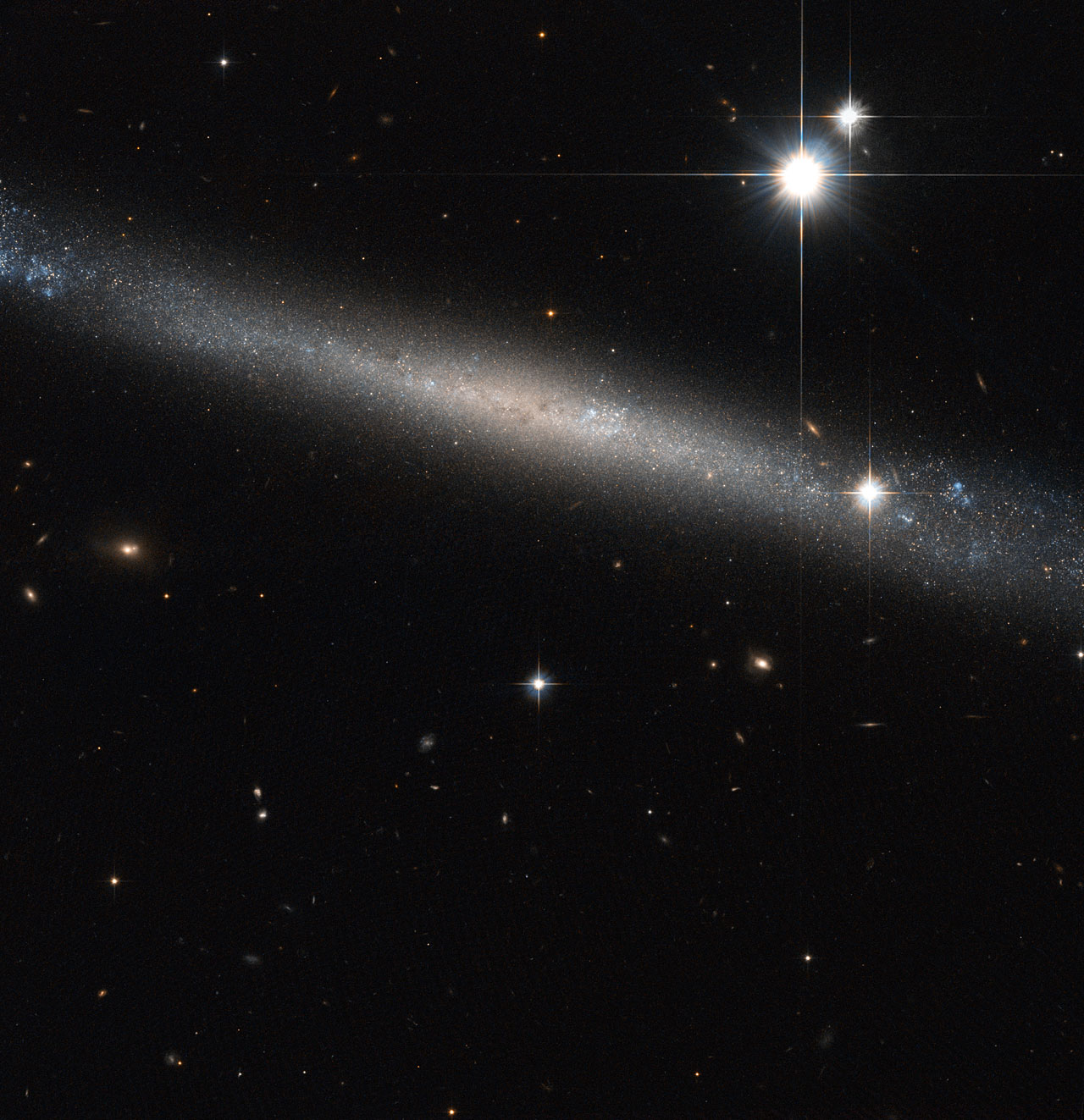 Orbiter.ch Space News Hubble Eyes the Needle Galaxy