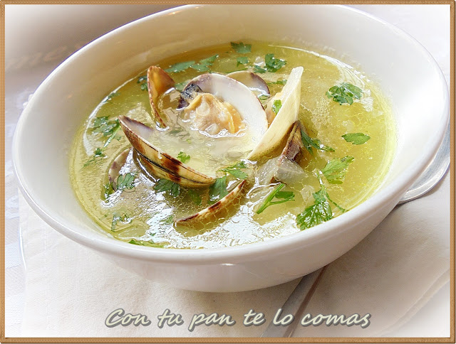 Sopa de cebolla con almejas