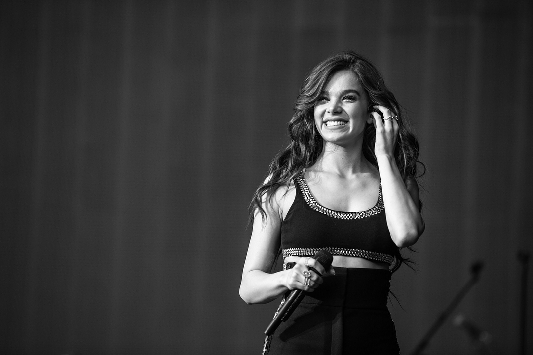 Hailee Steinfeld – Performs at ‘The Voicenotes’ tour in Kansas – Celeb
