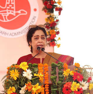 Kirron Kher jewellery, sarees, age, first husband, young, weight loss, son, daughter, family photos, movies, and anupam kher, movies and tv shows, speech, weight loss diet, jewellery india's got talent, latest news, biography, bjp, lok sabha, husband photo