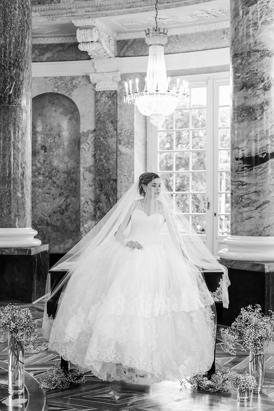Braut mit Schleier im Schloss Biebrich auf dem Klavier