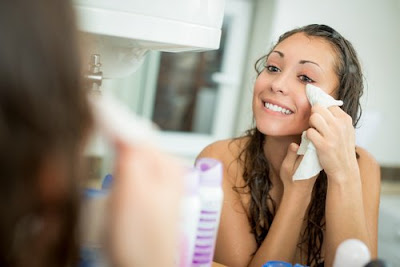 Conseils beauté: Utilisez une serviette pour enlever l'éclat du visage