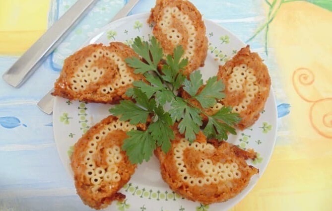 «Кружевной» рулет из фарша с макаронами: быстро, вкусно, недорого «Кружевной» рулет из фарша с макаронами: быстро, вкусно, недорого