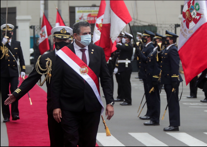 El presidente interino de Perú, Manuel Merino, pasa revista a una guardia de honor luego de juramentar al cargo tras la destitución del presidente Martín Vizcarra por los legisladores, en Lima, el martes 10 de noviembre de 2020 / VOA