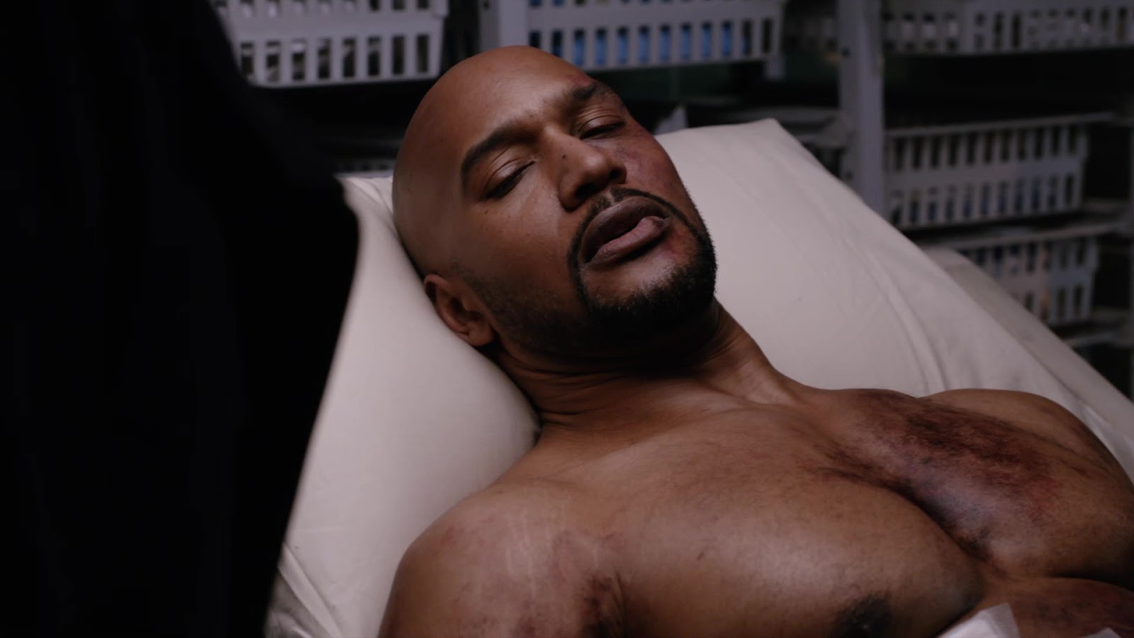 Henry Simmons shirtless in Agents Of S.H.I.E.L.D. 3-19 "Failed Experim...
