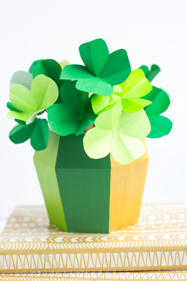 How to make paper shamrocks - so simple with this tutorial! How to make paper shamrocks - so simple with this tutorial!