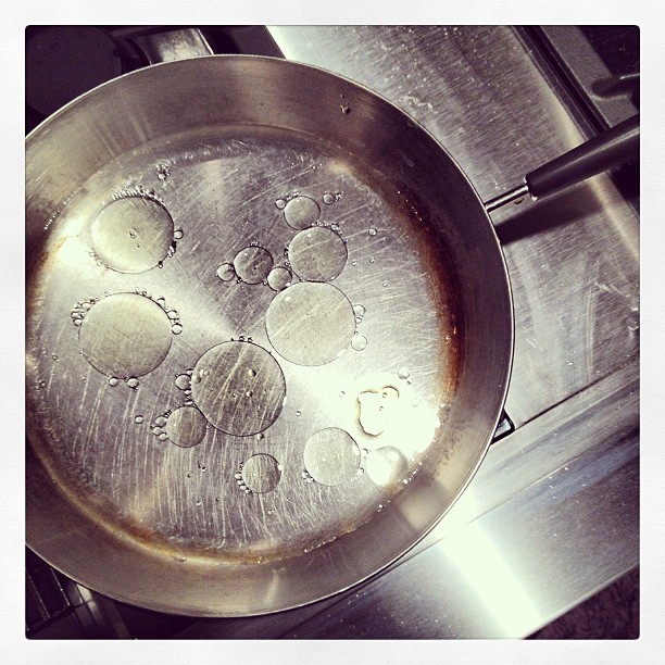 oil bubbles in frying pan