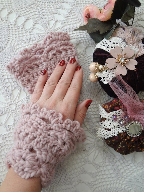 Lace Woolen Warmers - free crochet pattern