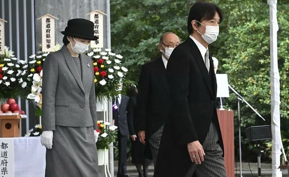 Crown Prince Akishino, Crown Princess Kiko, Princess Mako and Princess Kako visited the Chidorigafuchi National Cemetery in Chiyoda-Ku